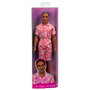 Mattel Ken Fashionistas - Poupée Ken avec short hawaïen à motif blanc et corail, cheveux tressés et sandales vertes, jouet pour enfants dès 3 ans