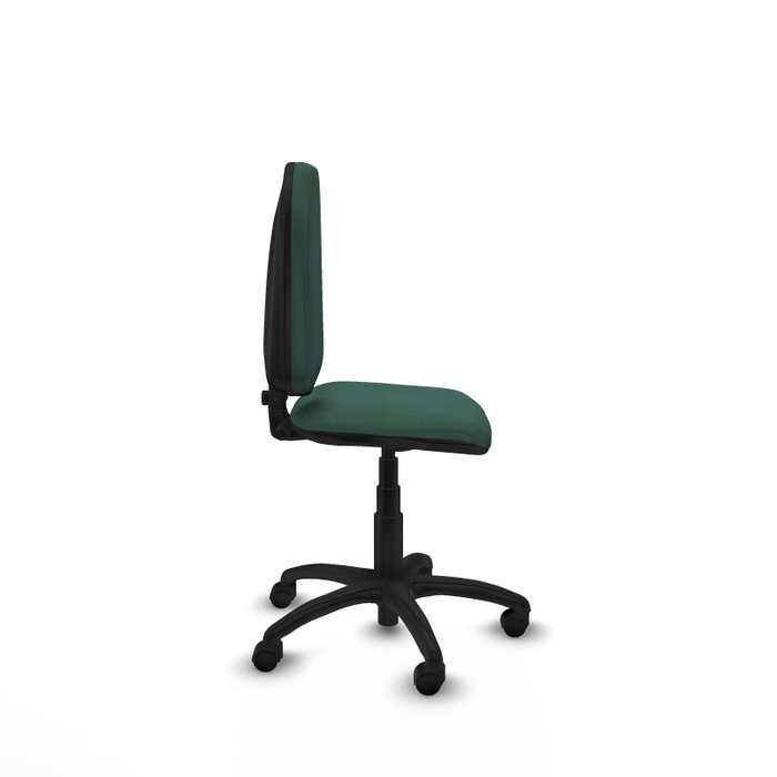 Chaise de bureau Aýna avec mécanisme de contact permanent de base, recouverte de tissu vert bouteille. Équipée d'une base en polyamide noir, sans accoudoirs et de roulettes en nylon de 50 mm.