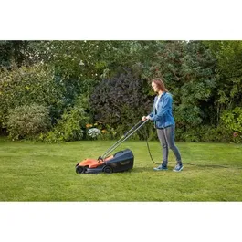 Black+Decker Tondeuse électrique filaire BEMW451-QS, 1200W, largeur de coupe 32 cm, 3 hauteurs réglables 20-60 mm, idéale petits jardins et pelouses jusqu'à 300 m²
