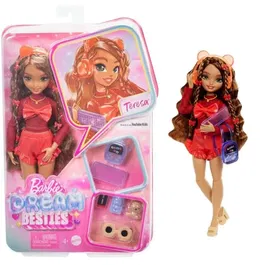 Barbie Barbie HYC23 - Poupée Equipe de Reve Teresa articulée avec cheveux bruns et accessoires thème jeu vidéo (10 éléments, sac à dos, casque audio)