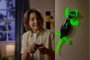 Spin Master Gecko HEX BOTS - Jouet robot lézard télécommandé qui rampe, grimpe aux murs et brille dans le noir - Avec télécommande et câble USB