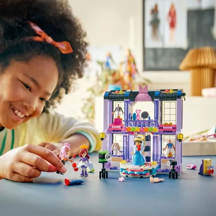 Lego Friends 42685 Le Défilé de Mode de Heartlake City - Jeu de Construction avec Mini-Poupées Liann, Nova, Paisley, Podium et Accessoires - Pour Enfants dès 7 ans