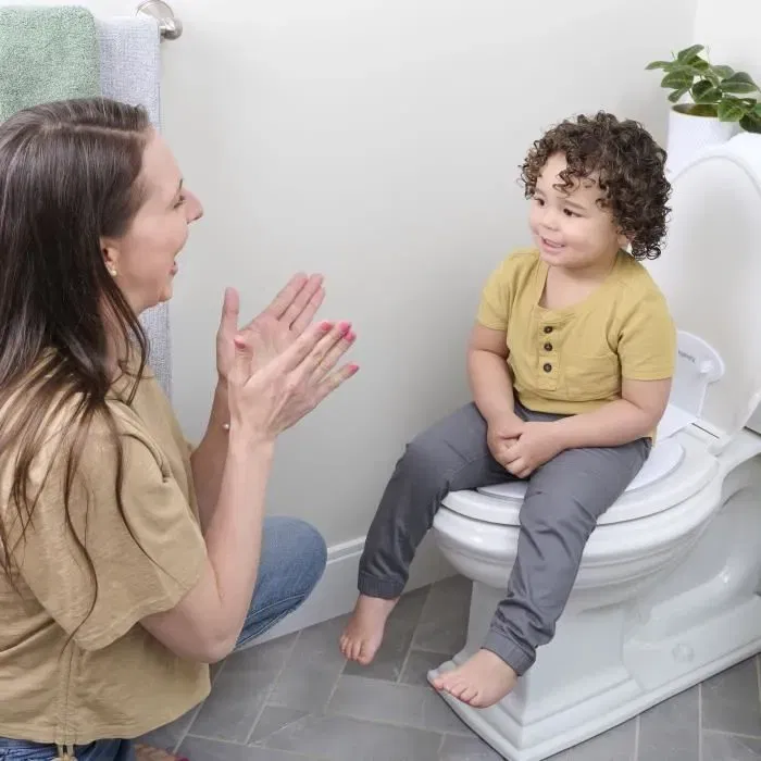 Ingenuity Réducteur de lunette de toilette enfant Flip & Sit, Installation rapide et universelle, Stable et antidérapant pour l'apprentissage de la propreté