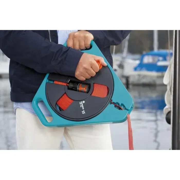 Gardena - Tuyau d'arrosage plat textile Classic 15, 15m, diamètre 12mm, pression max. 25 bar, résistant au gel et aux UV, avec enrouleur et lance, Garantie 5 ans