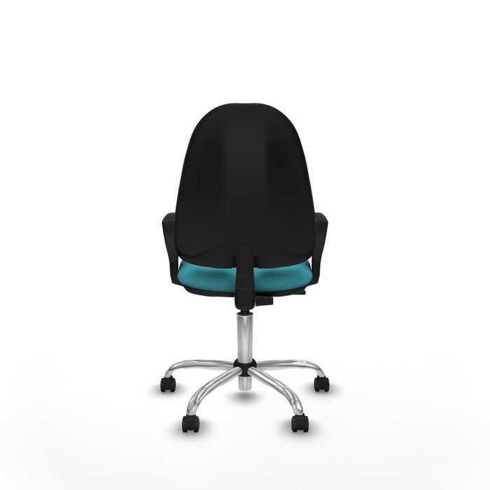 Chaise de bureau Algarra avec mécanisme de contact permanent de base, recouverte de tissu turquoise. Équipée d'une base chromée, d'accoudoirs fixes et de roulettes pour parquet