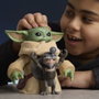 Hasbro Star Wars : The Mandalorian & Grogu - Figurine électronique Câlins Grogu & Anzellan