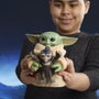 Hasbro Star Wars : The Mandalorian & Grogu - Figurine électronique Câlins Grogu & Anzellan