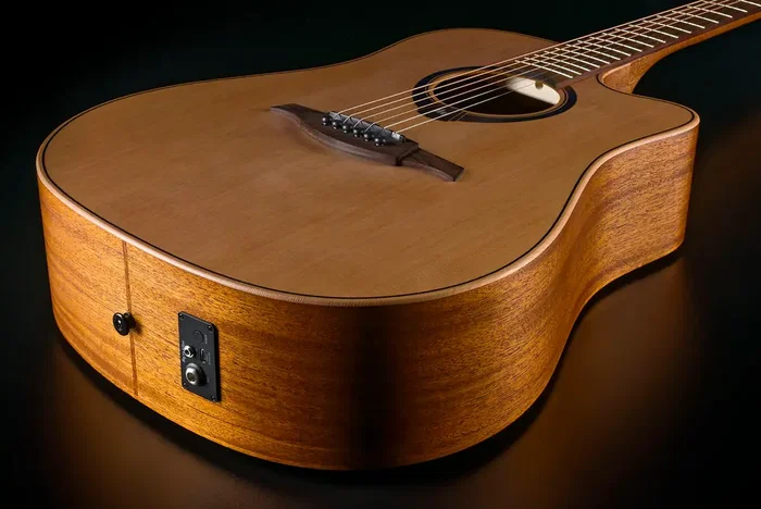 LAG Guitare Acoustique Dreadnought HyVibe H2 10 A/E Cutaway HV10DCE table cèdre massif, fond et éclisses khaya, satiné LAG Guitare Acoustique Dreadnought HyVibe H2 10 A/E Cutaway HV10DCE table cèdre massif, fond et éclisses khaya, satiné