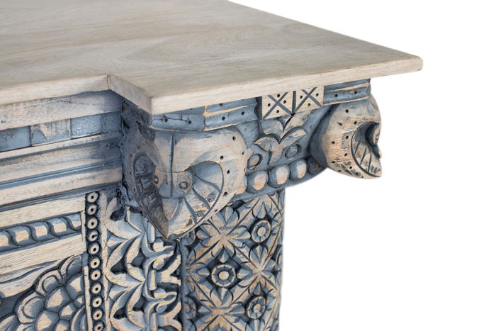GINER Y COLOMER Console d'entrée en bois de manguier avec colonnes et panneau frontal sculptés à la main, finition blanc lavé et bleu