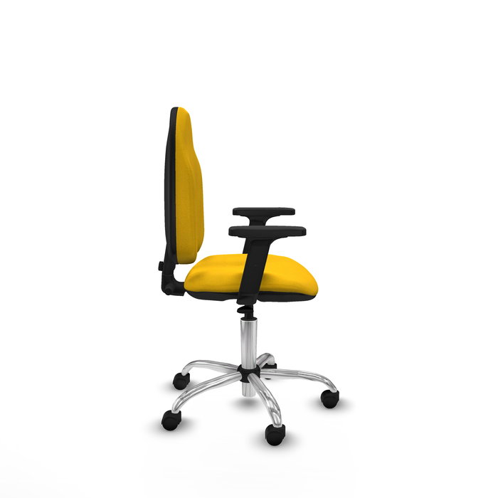 Chaise de bureau Algarra avec mécanisme de contact permanent de base, recouverte de tissu jaune. Équipée d'une base chromée, d'accoudoirs 2D et de roulettes en nylon de 50 mm