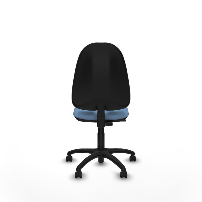 Chaise de bureau Algarra avec mécanisme de contact permanent de base, recouverte de tissu bleu ciel. Équipée d'une base en polyamide noir, sans accoudoirs et avec roulettes pour parquet.