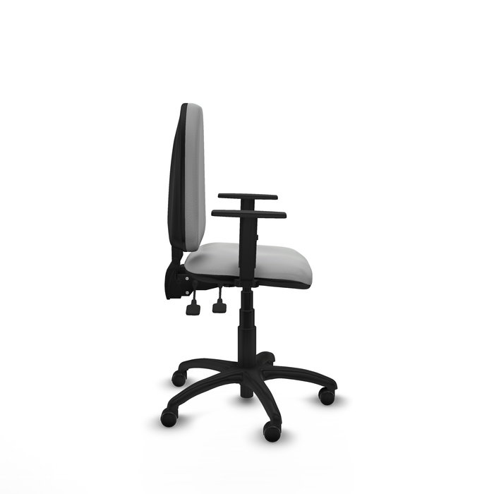 Chaise de bureau Aýna avec mécanisme Asincro, revêtement en simili cuir gris clair. Équipée d'une base en polyamide noir, d'accoudoirs 1D et de roulettes pour parquet