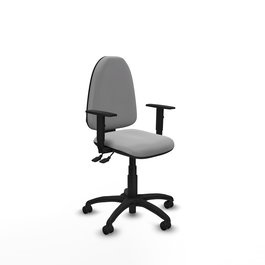Chaise de bureau Aýna avec mécanisme Asincro, revêtement en simili cuir gris clair. Équipée d'une base en polyamide noir, d'accoudoirs 1D et de roulettes pour parquet