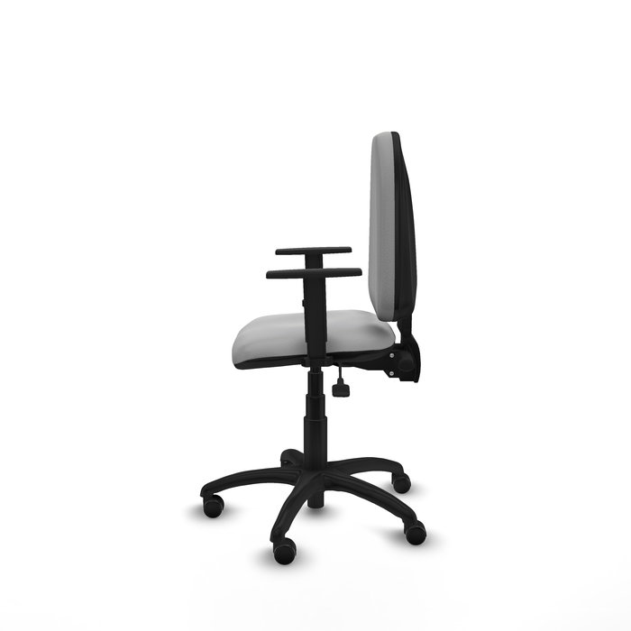 Chaise de bureau Aýna avec mécanisme Asincro, revêtement en simili cuir gris clair. Équipée d'une base en polyamide noir, d'accoudoirs 1D et de roulettes pour parquet