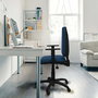 Chaise de bureau Aýna avec mécanisme Asincro, revêtement en simili cuir gris clair. Équipée d'une base en polyamide noir, d'accoudoirs 1D et de roulettes pour parquet