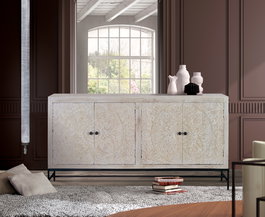 Giner y Colomer Buffet 4 portes en bois de manguier blanc vieilli avec intérieur à étagères, détails sculptés main - 158x38x85 cm environ