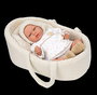 Muñecas Arias Muñeca Elegance Andie 40 cm, Poupée Bébé Beige avec Berceau et Mécanisme Pleurs Try Me, Fonctionne avec Piles