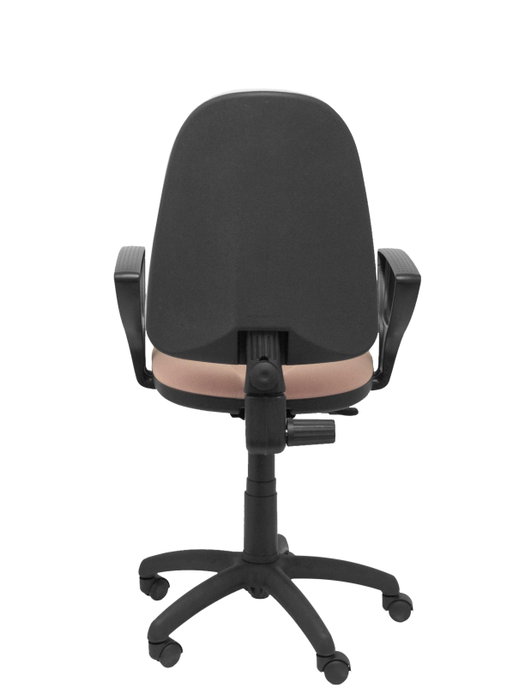 Chaise de bureau Algarra avec mécanisme Contact permanent de base, revêtue de tissu rose. Équipée d'un piètement en polyamide noir, d'accoudoirs fixes et de roulettes en nylon de 50 mm