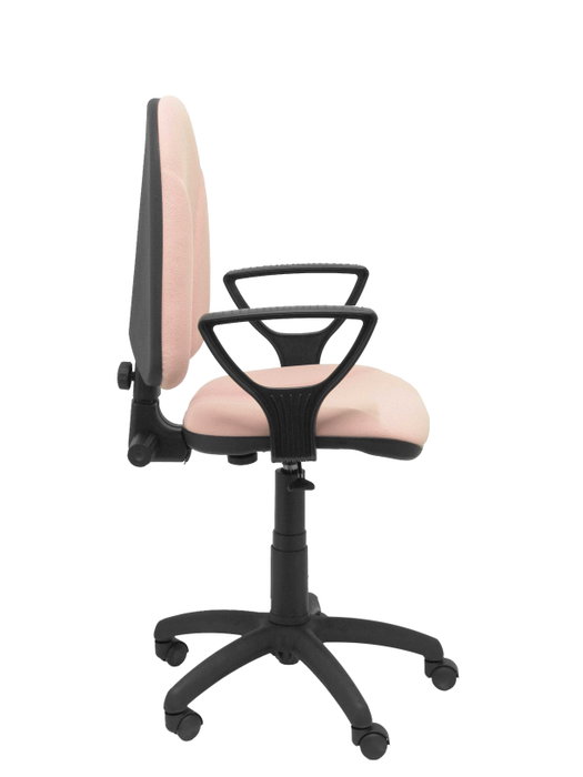 Chaise de bureau Algarra avec mécanisme Contact permanent de base, revêtue de tissu rose. Équipée d'un piètement en polyamide noir, d'accoudoirs fixes et de roulettes en nylon de 50 mm