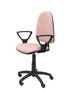 Chaise de bureau Algarra avec mécanisme Contact permanent de base, revêtue de tissu rose. Équipée d'un piètement en polyamide noir, d'accoudoirs fixes et de roulettes en nylon de 50 mm