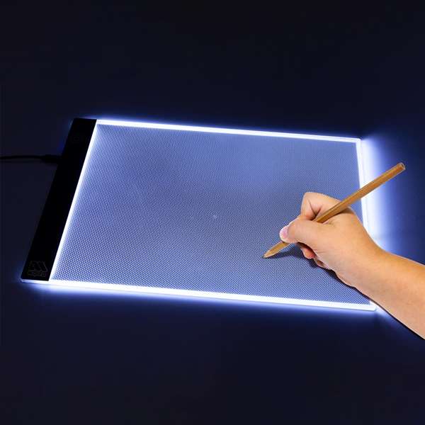 Molto - Projecteur magique pour enfants avec accessoires, 3 lumières LED et 6 crayons - Dimensions : 107x11x28.5 cm