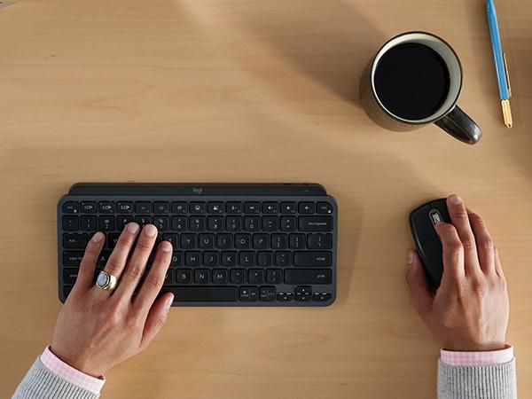 Logitech MX Anywhere 3S for Business - Souris sans fil portable Bluetooth avec défilement MagSpeed, clic silencieux, suivi 8000 PPP, compatible verre, USB Logi Bolt