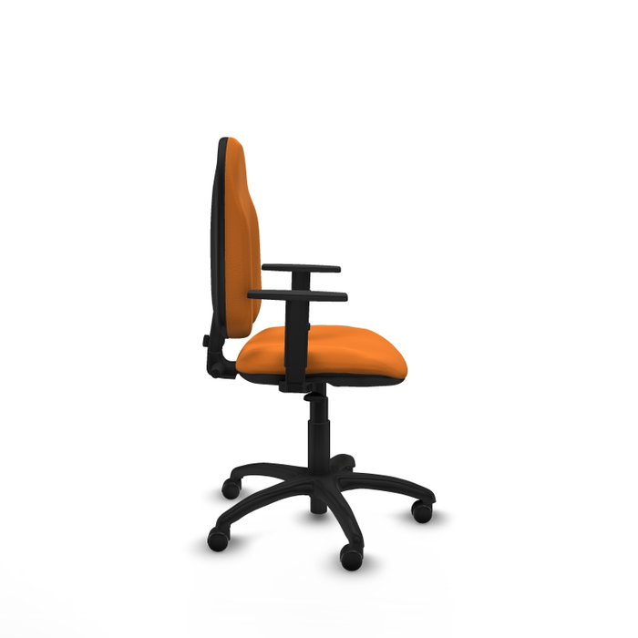 Chaise de bureau Algarra avec mécanisme de contact permanent de base, revêtue de similicuir orange. Équipée d'un piètement en polyamide noir, d'accoudoirs 1D et de roulettes pour parquet