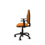 Chaise de bureau Algarra avec mécanisme de contact permanent de base, revêtue de similicuir orange. Équipée d'un piètement en polyamide noir, d'accoudoirs 1D et de roulettes pour parquet
