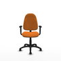 Chaise de bureau Algarra avec mécanisme de contact permanent de base, revêtue de similicuir orange. Équipée d'un piètement en polyamide noir, d'accoudoirs 1D et de roulettes pour parquet
