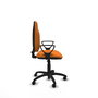 Chaise de bureau Algarra avec mécanisme de contact permanent de base, revêtue de similicuir orange. Équipée d'un piètement en polyamide noir, d'accoudoirs fixes et de roulettes pour parquet
