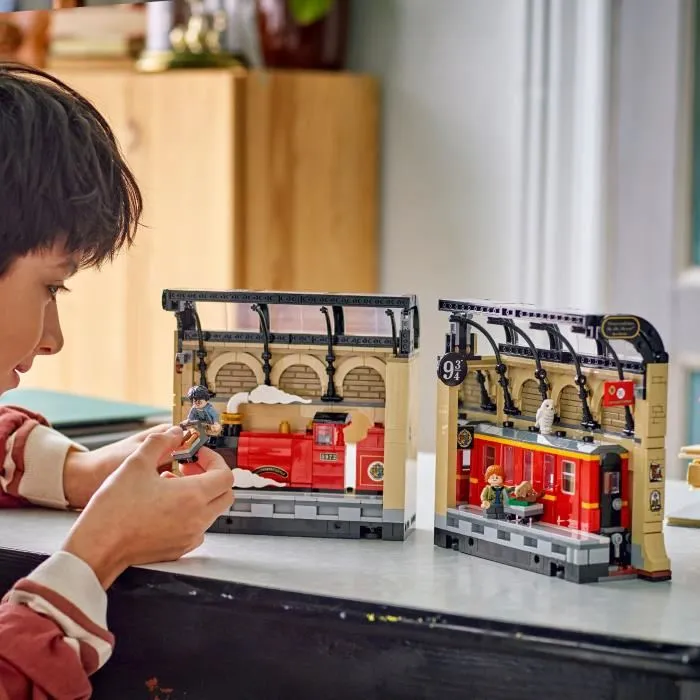 Lego Harry Potter 76450 Book Nook - Le Poudlard Express, Jeu de Construction Décoration Magique avec 4 Personnages, Cadeau Enfants dès 10 Ans