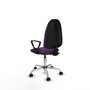 Chaise de bureau Algarra avec mécanisme de contact permanent de base, rembourrée de tissu violet. Équipée d'une base chromée, d'accoudoirs fixes et de roulettes pour parquet