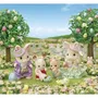 Sylvanian Families - Poupée Lapin Marguerite - Set de Chasse aux Œufs avec Figurines Articulées et Œufs à Bonbons