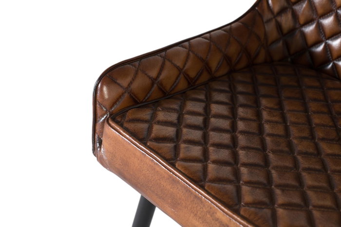 GINER Y COLOMER - Fauteuil design en cuir marron vieilli, dossier capitonné, structure en fer noir - 87x62x51 cm