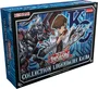 Konami Yu-Gi-Oh! - Coffret Collection Légendaire de Kaiba, 100 cartes brillantes, 5 cartes exclusives et plateau de jeu pliable - Édition française