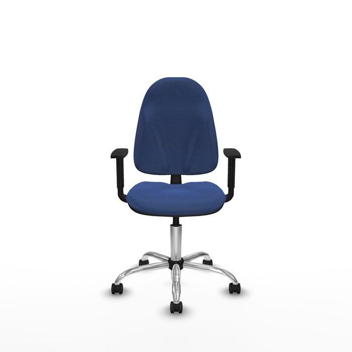 Chaise de bureau Algarra avec mécanisme de contact permanent de base, recouverte de tissu bleu marine. Équipée d'une base chromée, d'accoudoirs 1D et de roulettes autobloquantes