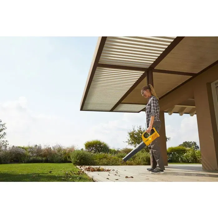 Stiga BL 100e Kit - Souffleur de jardin sans fil sur batterie 20V 4Ah, jusqu'à 40 min d'autonomie, vitesse variable 115 km/h, léger 2.1 kg, avec poignée ergonomique