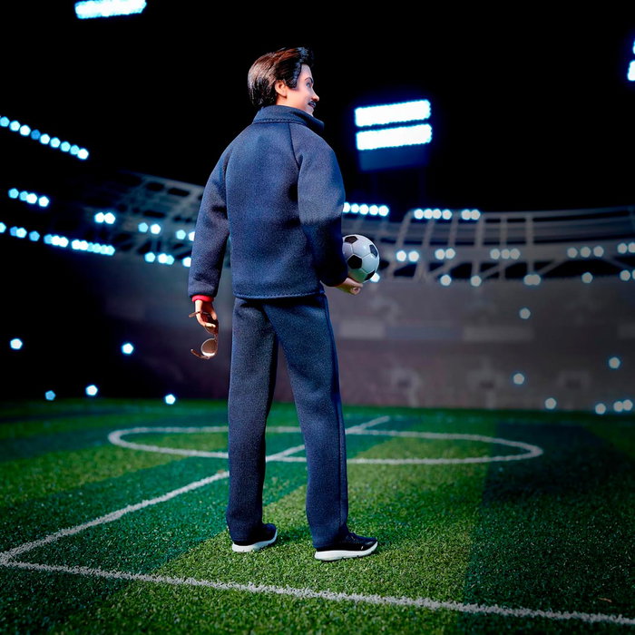 Barbie Signature Ted Lasso Hjw91 - Figurine Coach Ted Lasso en tenue d'entraînement avec chandail, lunettes, sifflet et ballon de football Mattel - Dès 6 ans