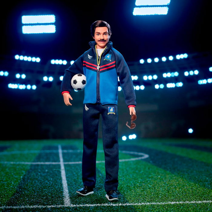 Barbie Signature Ted Lasso Hjw91 - Figurine Coach Ted Lasso en tenue d'entraînement avec chandail, lunettes, sifflet et ballon de football Mattel - Dès 6 ans