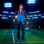 Barbie Signature Ted Lasso Hjw91 - Figurine Coach Ted Lasso en tenue d'entraînement avec chandail, lunettes, sifflet et ballon de football Mattel - Dès 6 ans