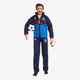 Barbie Signature Ted Lasso Hjw91 - Figurine Coach Ted Lasso en tenue d'entraînement avec chandail, lunettes, sifflet et ballon de football Mattel - Dès 6 ans