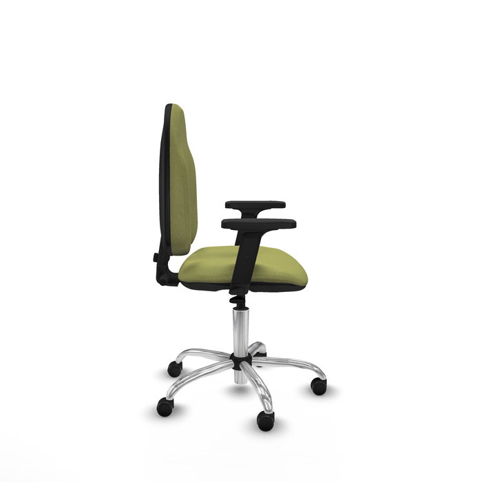 Chaise de bureau Algarra avec mécanisme Contact permanent de base, rembourrée de tissu vert olive. Équipée d'une base chromée, d'accoudoirs 2D et de roulettes autobloquantes