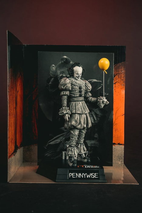 McFarlane Toys Figurine Pennywise Movie Maniacs (Noir et Blanc)