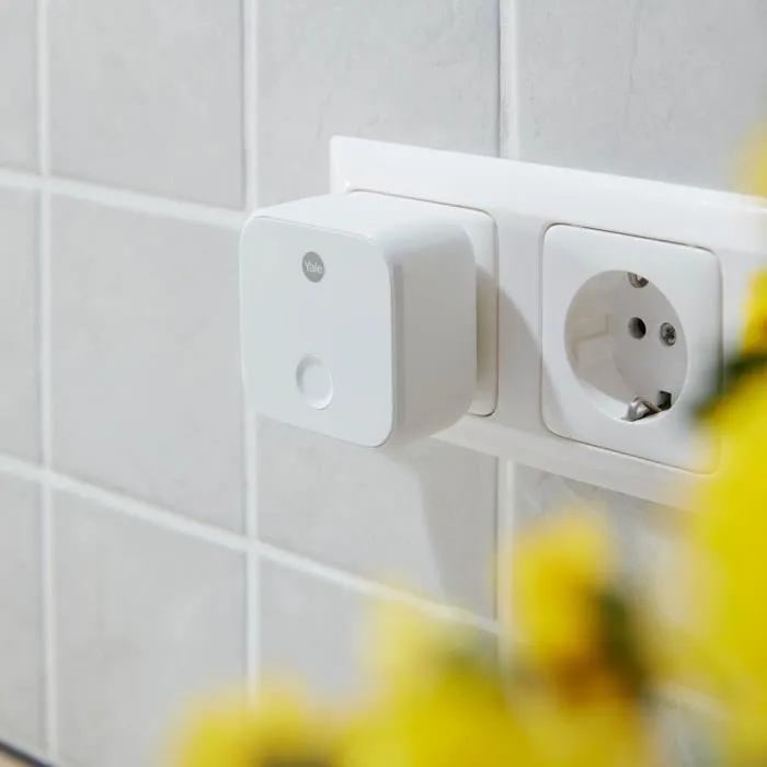 YALE 05/401C00/WH Connect Wi-Fi Bridge - Pont WiFi pour connexion à distance (Blanc, Prise 2 broches) avec fonctionnalité Assistant Vocal
