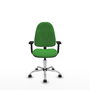 Chaise de bureau Algarra avec mécanisme Contact permanent de base, rembourrée de tissu vert. Équipée d'une base chromée, d'accoudoirs 2D et de roulettes en nylon de 50 mm