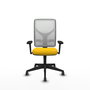 Chaise Motilla Synchro 3 positions tissu Jaune Maille Blanc Base pyramidale noire Accoudoir 3D Sans appui-tête Roulettes 65mm pour moquette