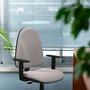 Chaise Algarra Contact permament de base Cuir écologique Rose Structure polyamide noire Accoudoir 1D Sans appui-tête Roulettes pour moquette