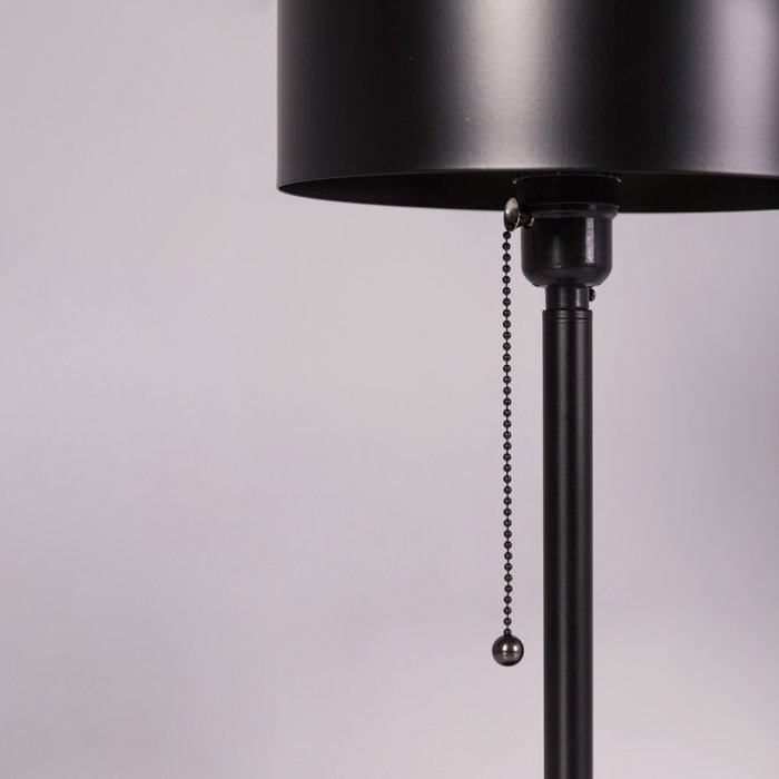 Lampe de table Messina en acier avec interrupteur à tirette [SKD-T1010]