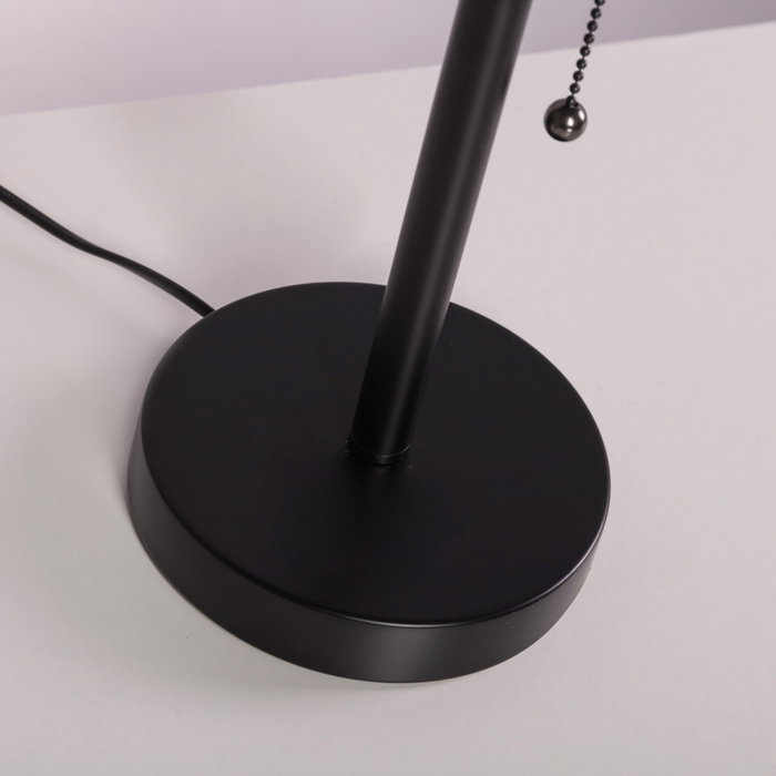 Lampe de table Messina en acier avec interrupteur à tirette [SKD-T1010]