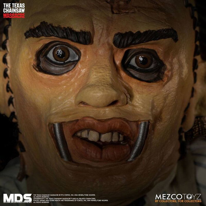 MEZCO TOYZ Figurine articulée Leatherface - The Texas Chainsaw Massacre (Massacre à la tronçonneuse) - 15 cm avec accessoires